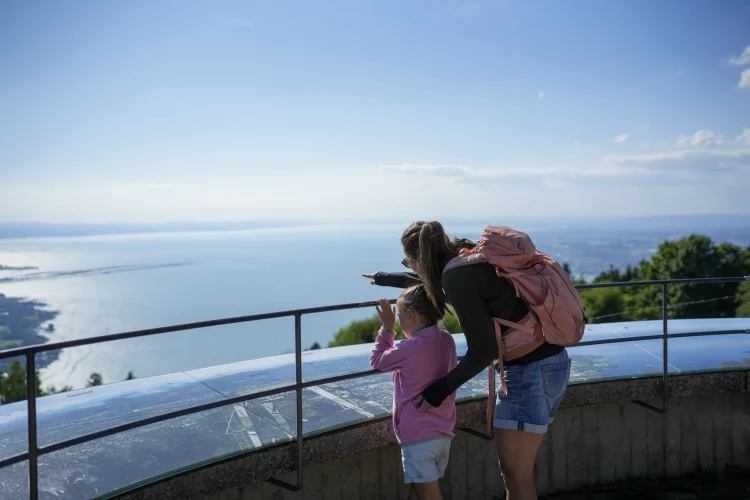 Frau und Kind blicken vom Pfänder aus in Richtung Bodensee