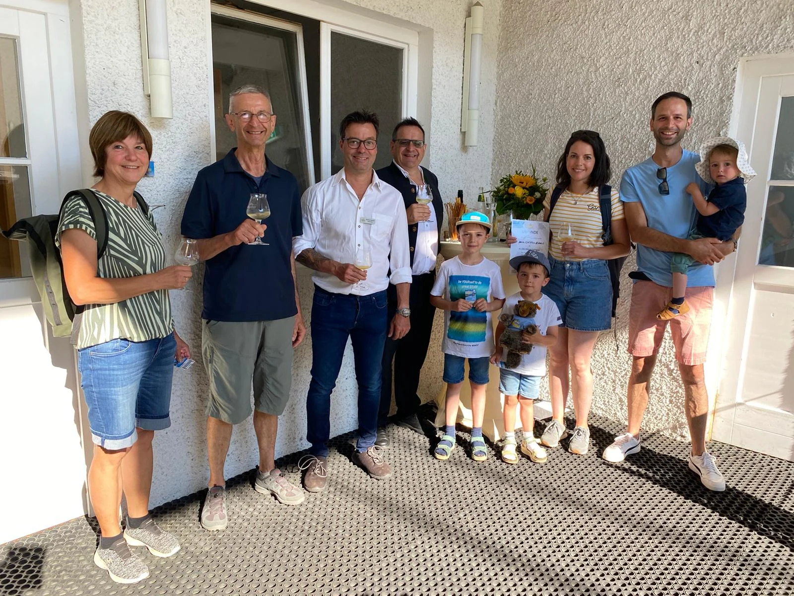 Pfänderbahn Vorstand DI Thomas Kinz und Betriebsleiter Berthold Martan gratulieren Anne-Cathrin Engels. Auf dem Foto ist auch die Familie von Anne-Cathrin zu sehen.