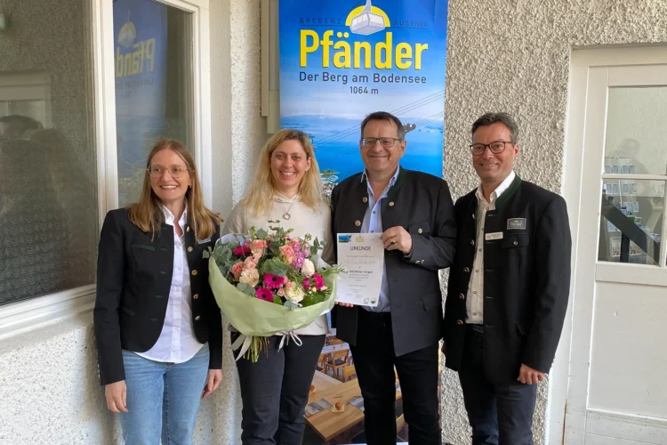 Pfänderbahn Vorstand DI Thomas Kinz, Betriebsleiter Berthold Martan und Corinna Seiter gratulieren Tina Schneider-Kustos.