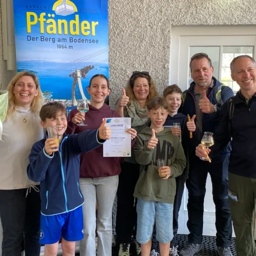 Tina Schneider-Kustos mit Familie und Freunden.