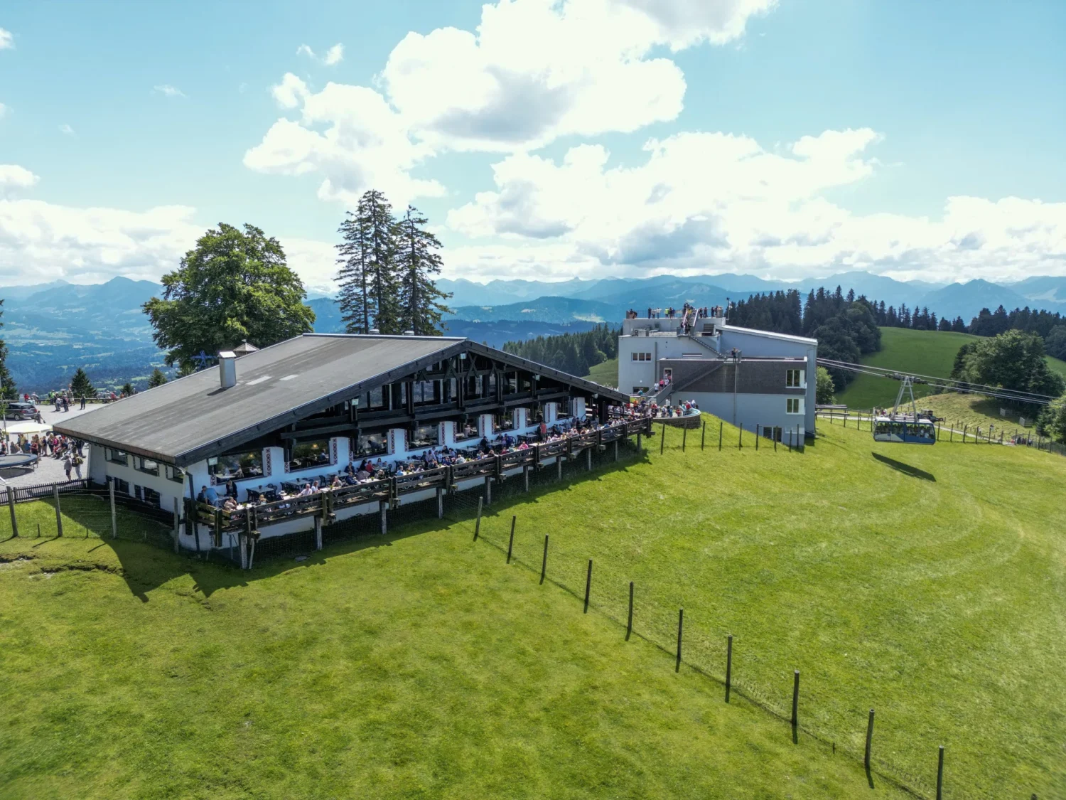 Luftaufnahme mit Blick auf das Berghaus Pfänder