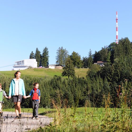Familie Wandern Bergstation