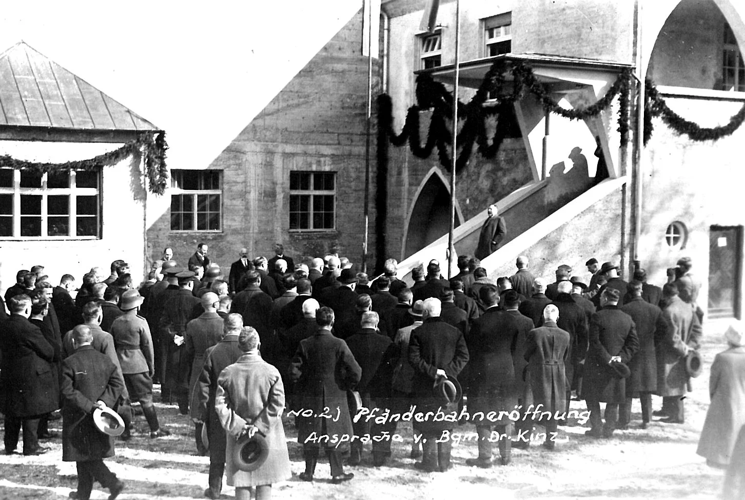 Schwarz-weiss Fotografie mit Personen vor der Pfänderbahn während der Eröffnungsansprache von Bürgermeister Dr. Kinz im Jahr 1927
