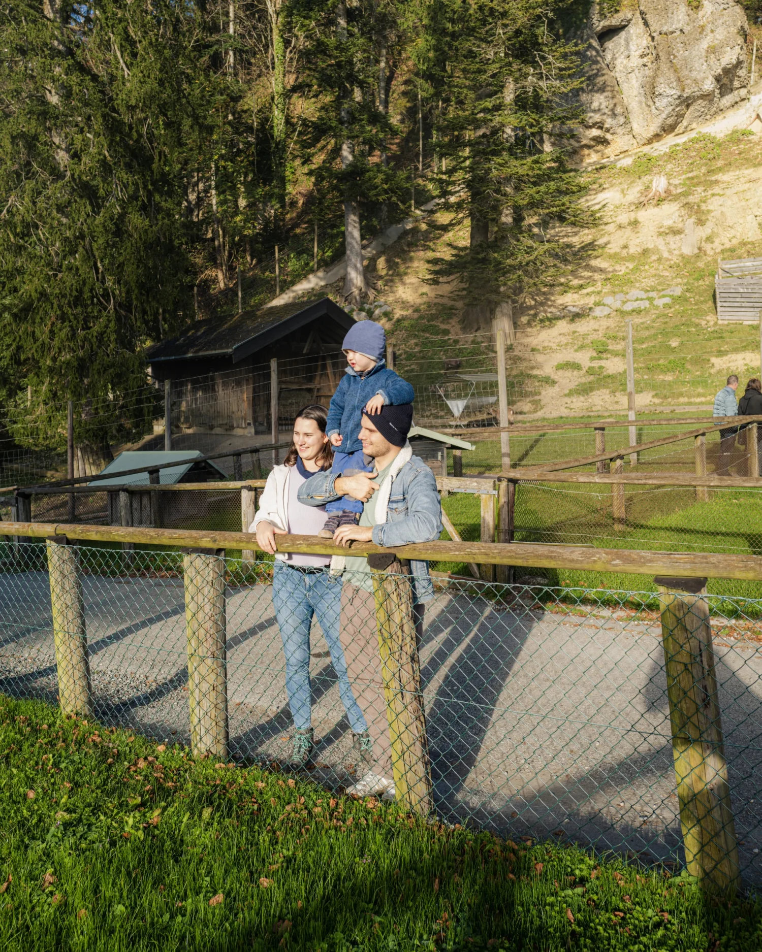 Familie - Mann, Frau, Kind - stehen im Alpenwildpark am Pfänder