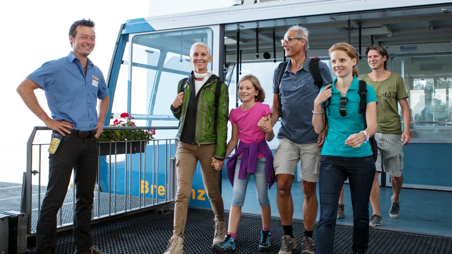 Personen verlassen die Pfänderbahn-Kabine