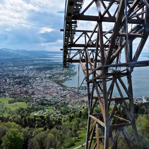 Ausblick auf Stadt und Bodensee mit Seilbahn.