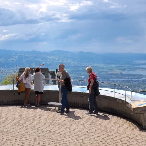Aussichtspunkt mit Berg- und Seepanorama