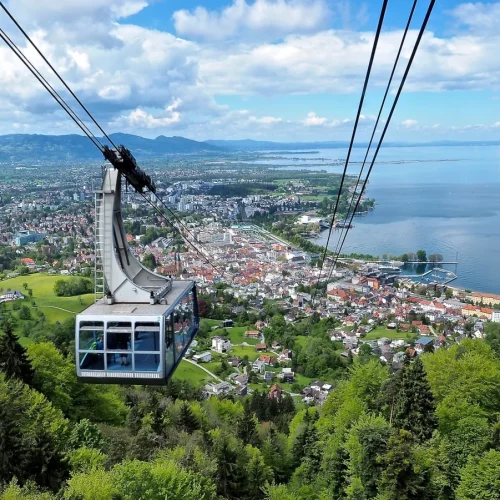 Seilbahn über grüner Stadt am Bodensee