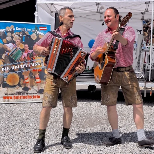 Musiker in Tracht mit Ziehharmonika und Gitarre