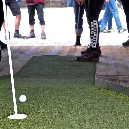 Personen spielen Minigolf, Nahaufnahme des Balls