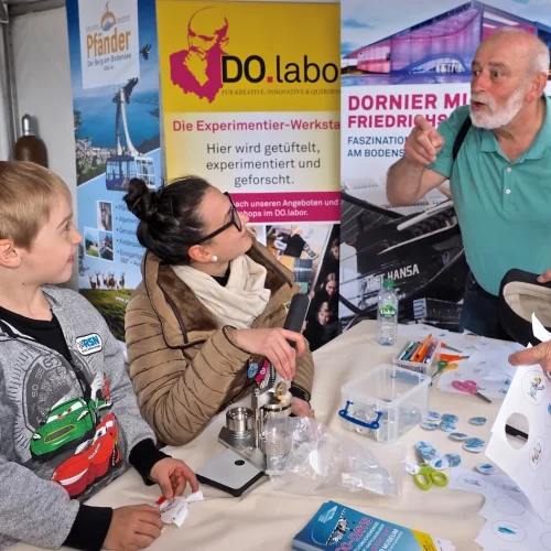 Experimentieren auf einer Messe mit Kindern.