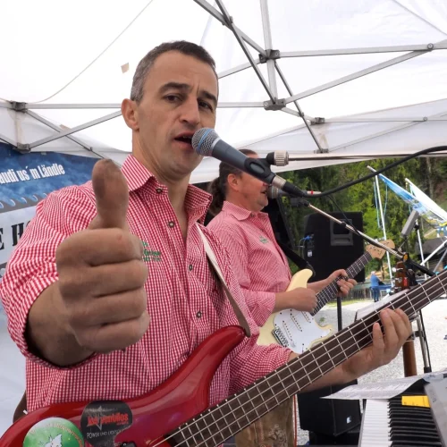 Bandauftritt im Zelt mit Gitarrist und Mikrofon