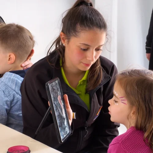 Kinderbemalung mit Schminke und Spiegel