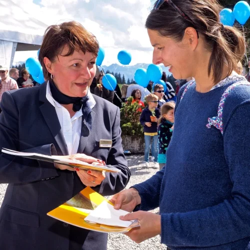 Zwei Frauen im Gespräch auf einem Fest
