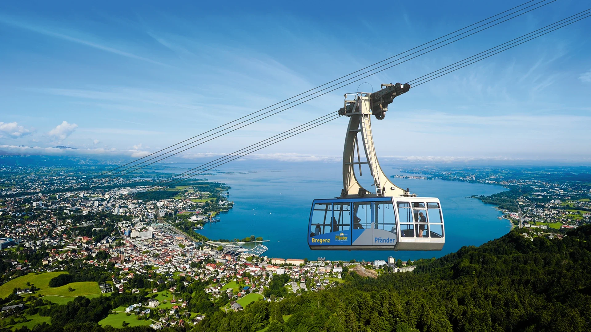 Pfänderbahn-Kabine im Sommer mit Ausblick auf Bregenz und den Bodensee