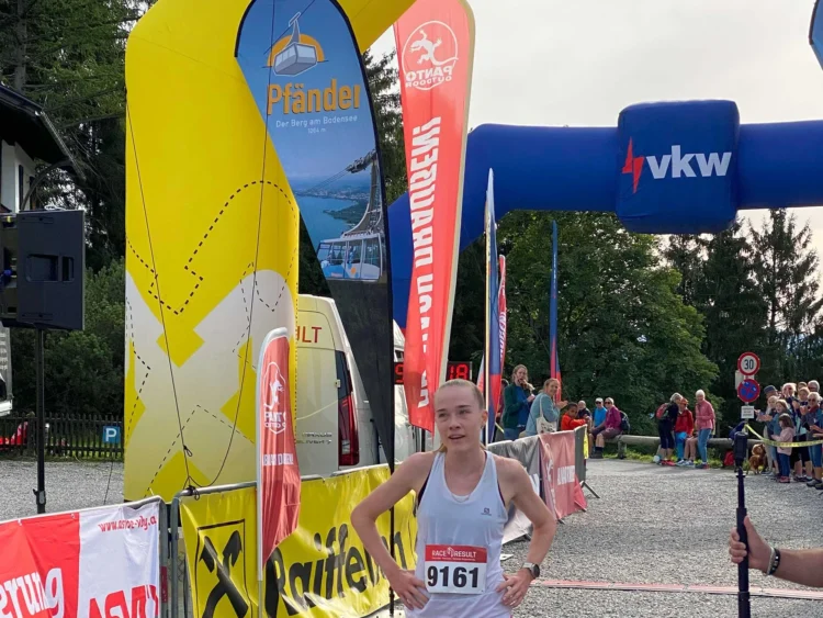 Teilnehmerin beim Pfänderlauf durchquert das Ziel