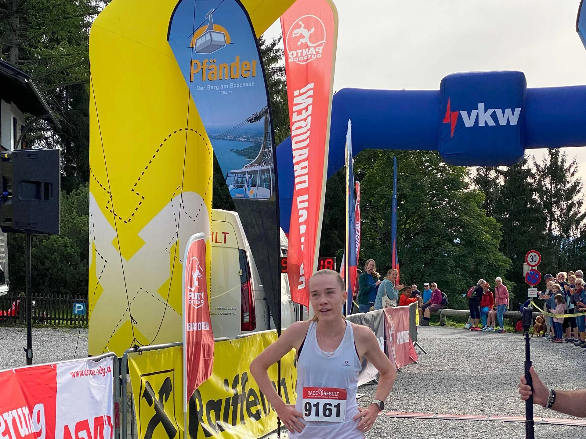 Teilnehmerin beim Pfänderlauf durchquert das Ziel